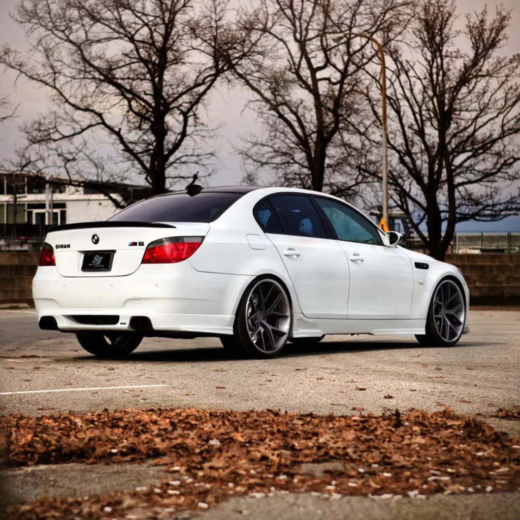 Белая е60. БМВ е60 белая. BMW m5 e60 White. БМВ m5 e60 белая. BMW e60 белая.