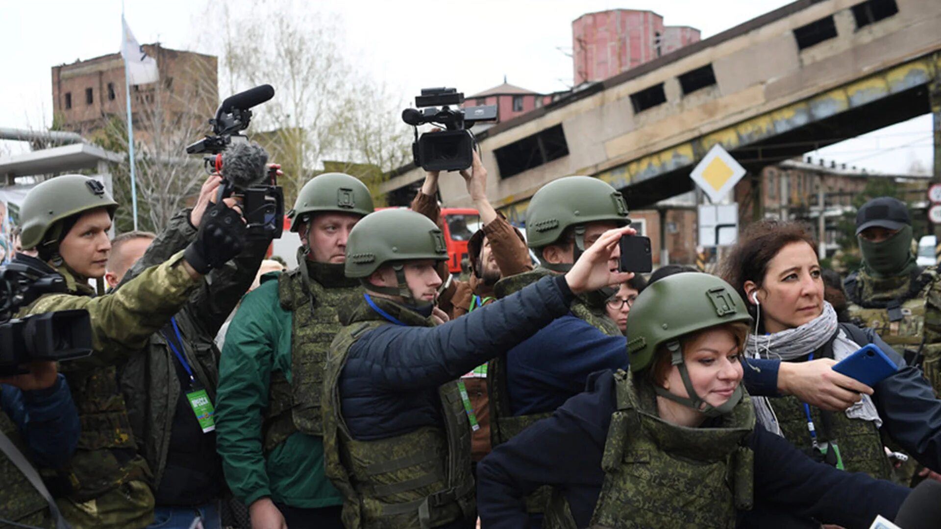 Журналисты в горячих точках. Военный журналист. Русские военные журналисты. Российские военные корреспонденты. Новости российских сми сегодня