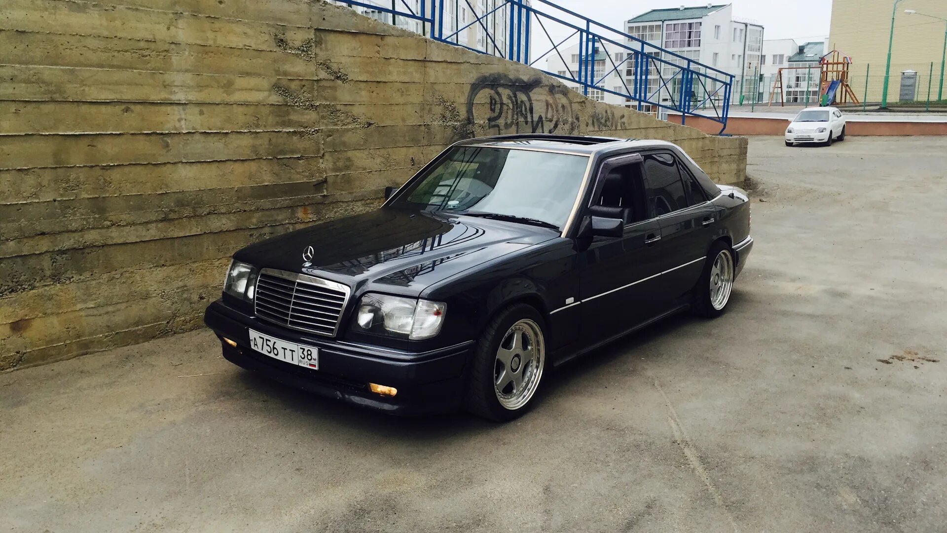 Черный волчок Мерседес е500.. Mercedes Benz w124 e200. Мерседес 124 волчок. Мерседес 124 е500.