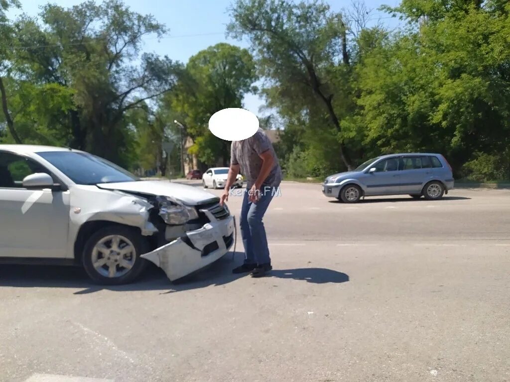 Керчь новости свежие видео. ДТП В Керчи на улице Войкова. Аварии на машинах город Керчь.