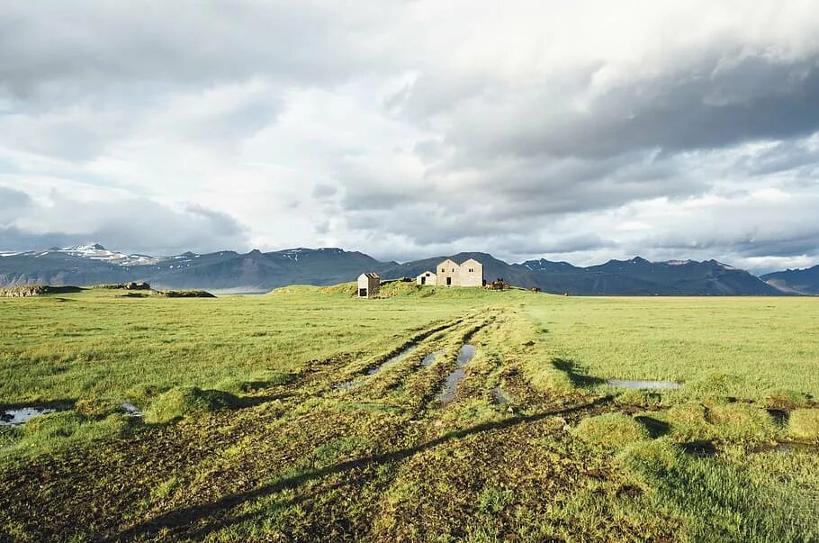 Террасовые поля Исландия. Сельское хозяйство Исландии. Deplar Farm Исландия. Лавовые поля Исландия. Wide green