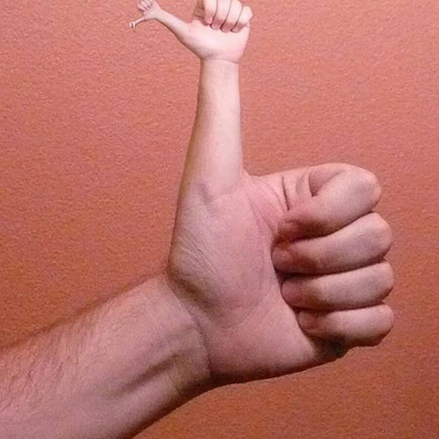 массаж пальцев рук. с помощью большого пальца. кулак с большим пальцем вовнутрь. забинтованный большой палец. перебинтованный палец на руке.