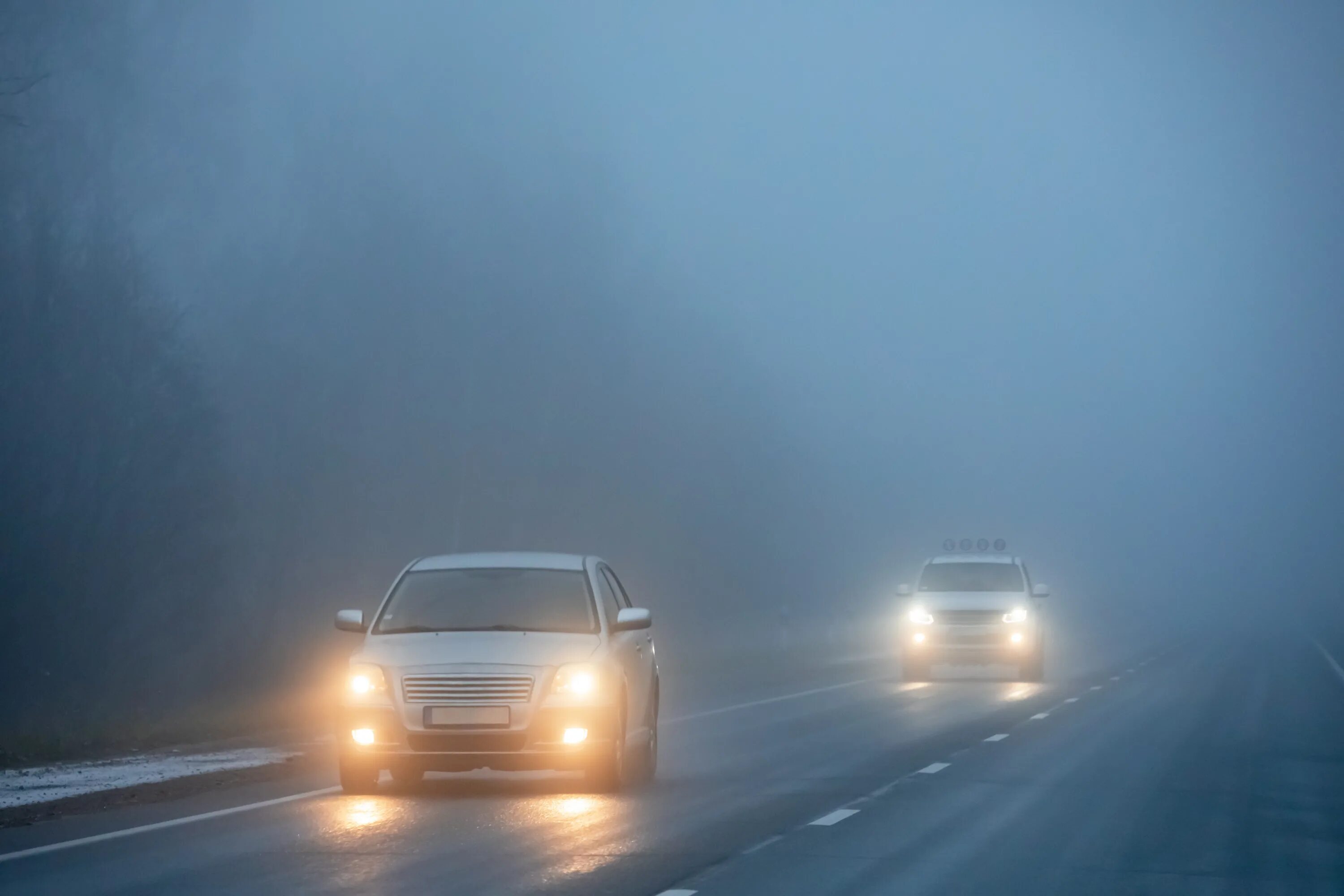 Машина в тумане. Фары в тумане. Движение на автомобиле в туман. Вождение авто в тумане. Ближний свет в городе