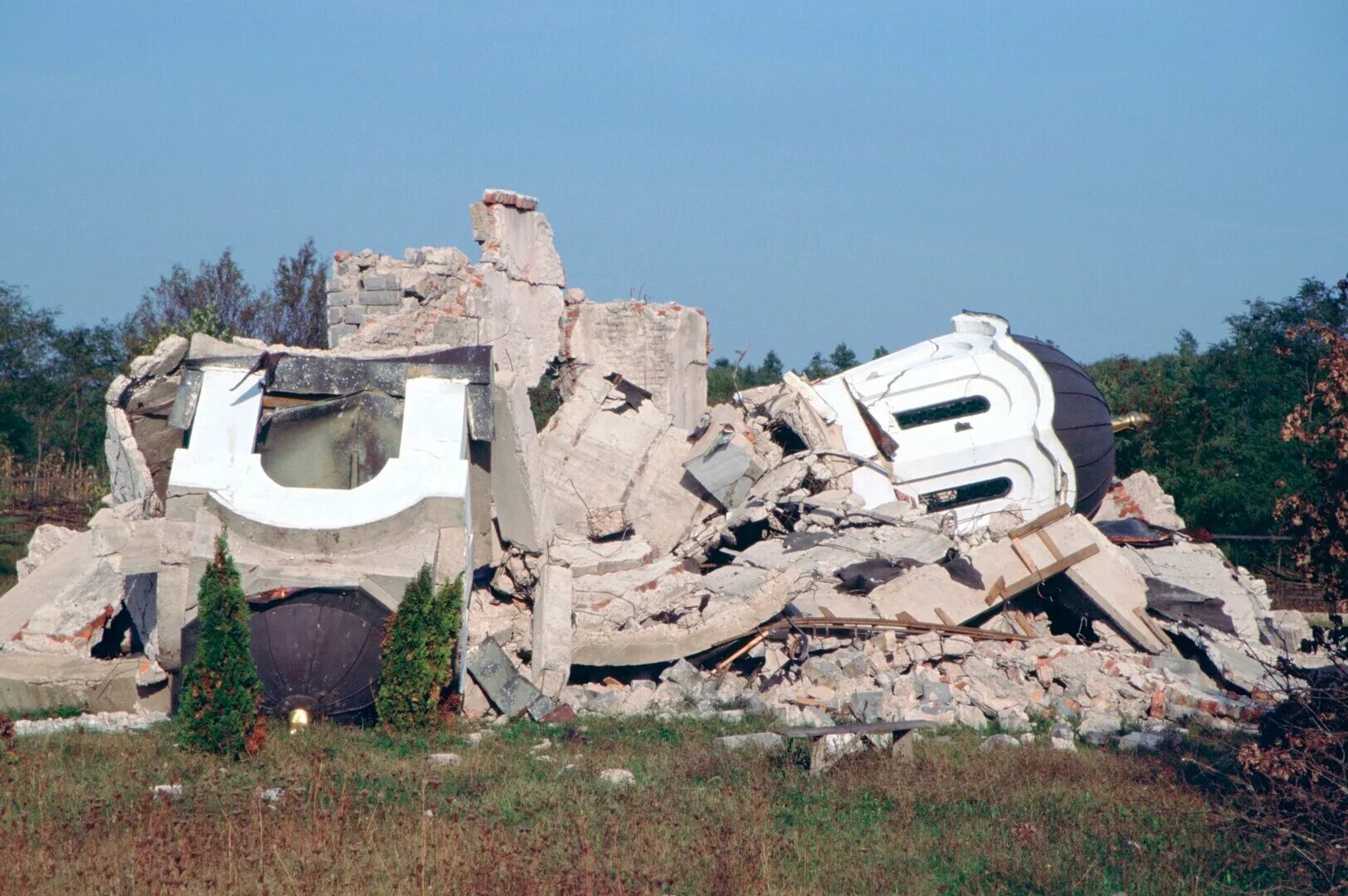 После бомбардировки югославии. Сербия после бомбардировок 1999. Югославия после бомбардировок США. Разрушенный Белград 1999.