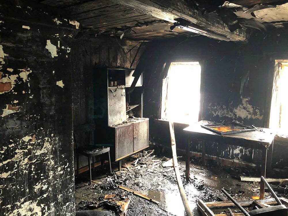 Деревянный дом после пожара. После лесного пожара. Нотр-дам-де-пари собор после пожара. Здание после пожара. Домик среди обломков.