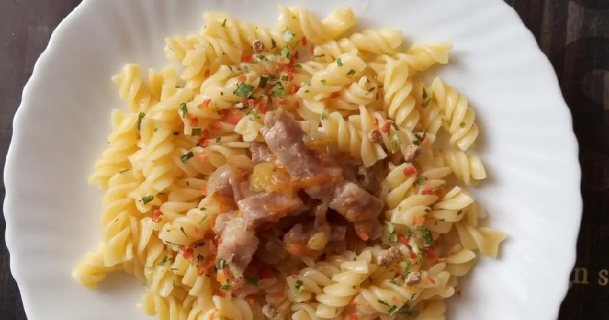 Гуляш из свинины с макаронами на сковороде. Макарошки с гуляшем. гуляш с макаронами. рожки с гуляшом. гуляш с макаронами фото.