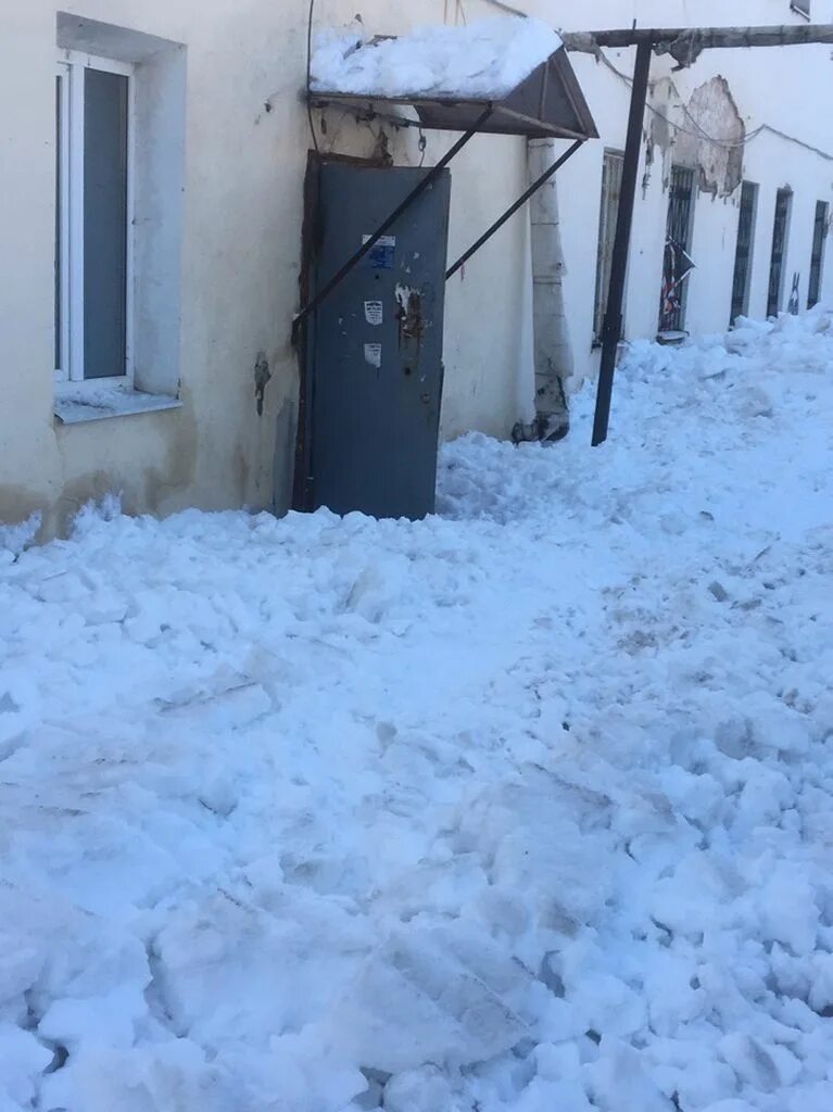 Завалило снегом двери в подъезд. Замело дверь п. Сугробов ру