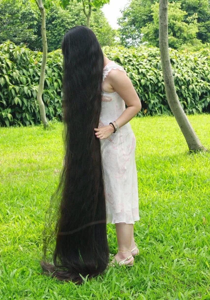 Long hair video. Очень длинные волосы. Супер длинные волосы. Длинные волосы свисают. Цыганка с длинными волосами.