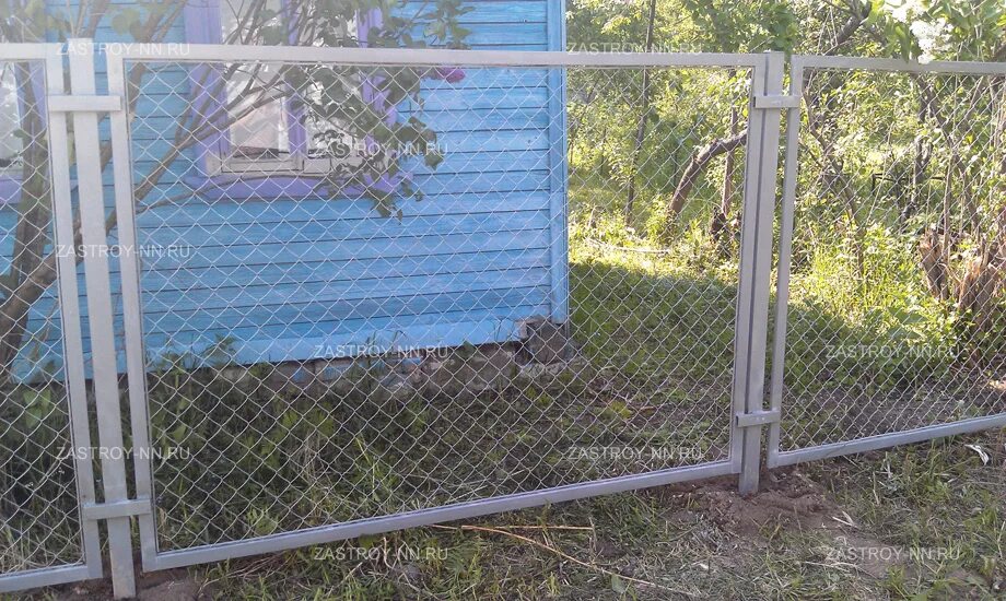 Забор сетка рабица уголке. Ограждения из сетки рабицы (секция 3300 200). ограждения из сетки рабицы (секция 3300*2100). забор из уголка и сетки рабицы. забор из сетки рабицы в секциях.