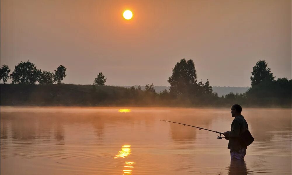 Рыбак на рассвете. Рыбалка летом. Рыбалка на рассвете. Рыбак на речке.