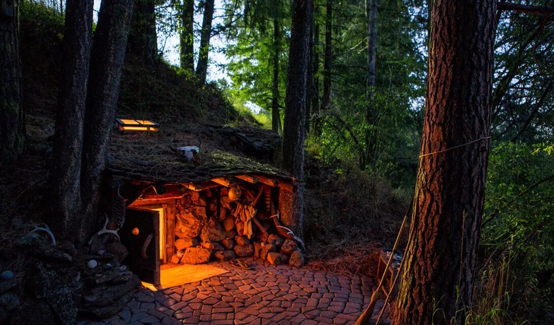 дом бьорк в исландии. домик на берегу озера. хижина гномов, британская колумбия. где укромное место. где укромное место.