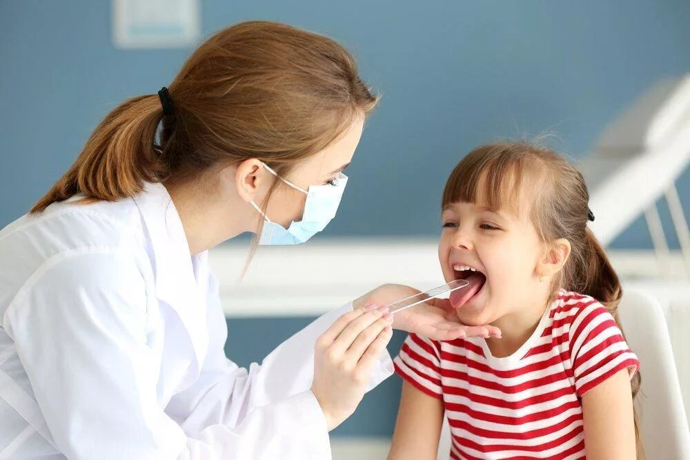 Врач обратиться горло больной. Обследование горла у ребенка. ЛОР заболевания у детей. Заболевания носоглотки у детей. Дифтерия в полости рта у детей.