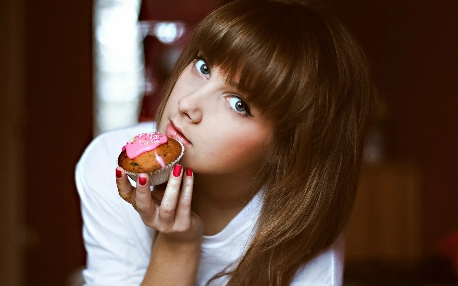 Почему девушка сладкая. Девушка со сладостями. Сладкая девочка. Девушка с пирожными. Фотосессия со сладостями.