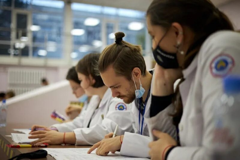 Наука ученые. Ученые. Студенты ученые. Школьники на уроке химии. Подготовка ученых.