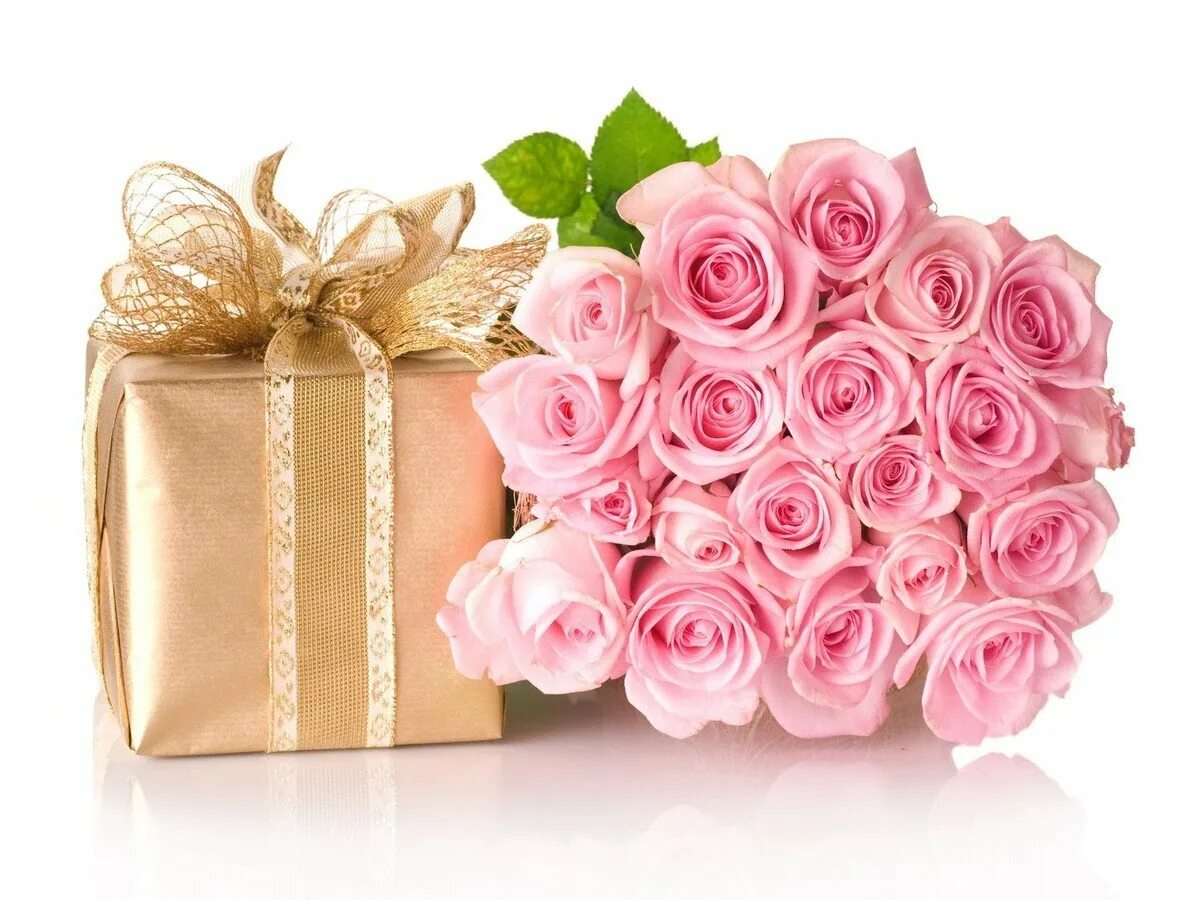 Розовая открытка с днем рождения. Букет цветов подарок. Букет роз и подарок. Подарок с цветами. Красивые цветы в подарок.