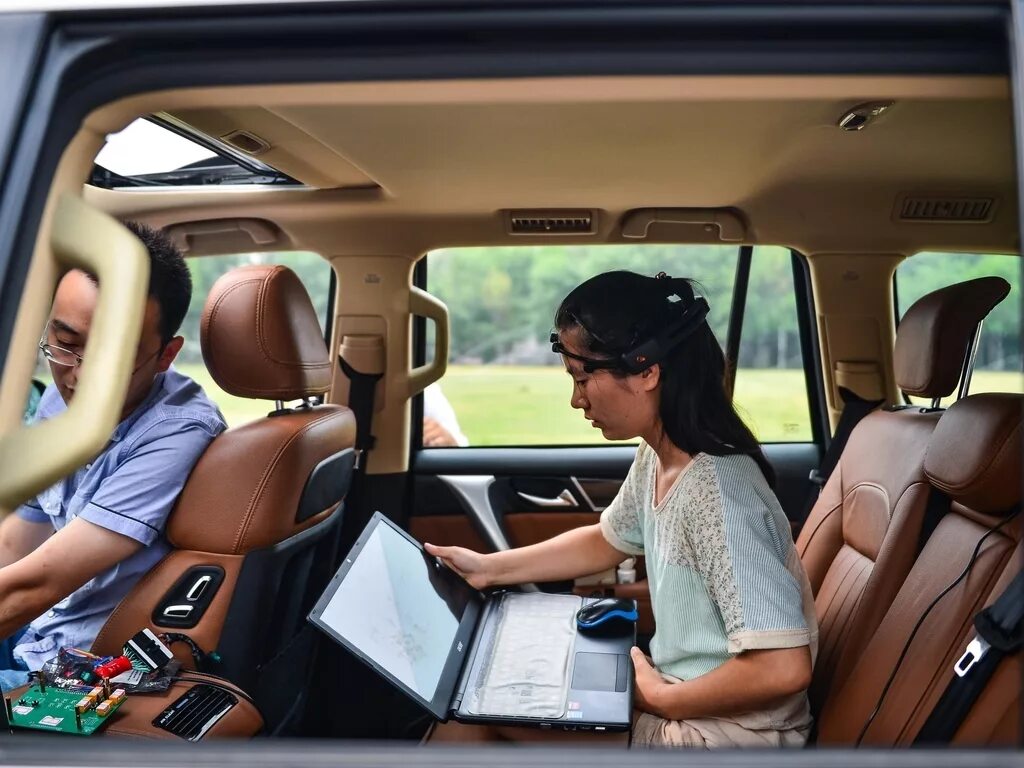 сонник ехать на дорогой машине. красиво ведет машину. управляющая машина. девушка ведет машину. к чему снится вождение машины.