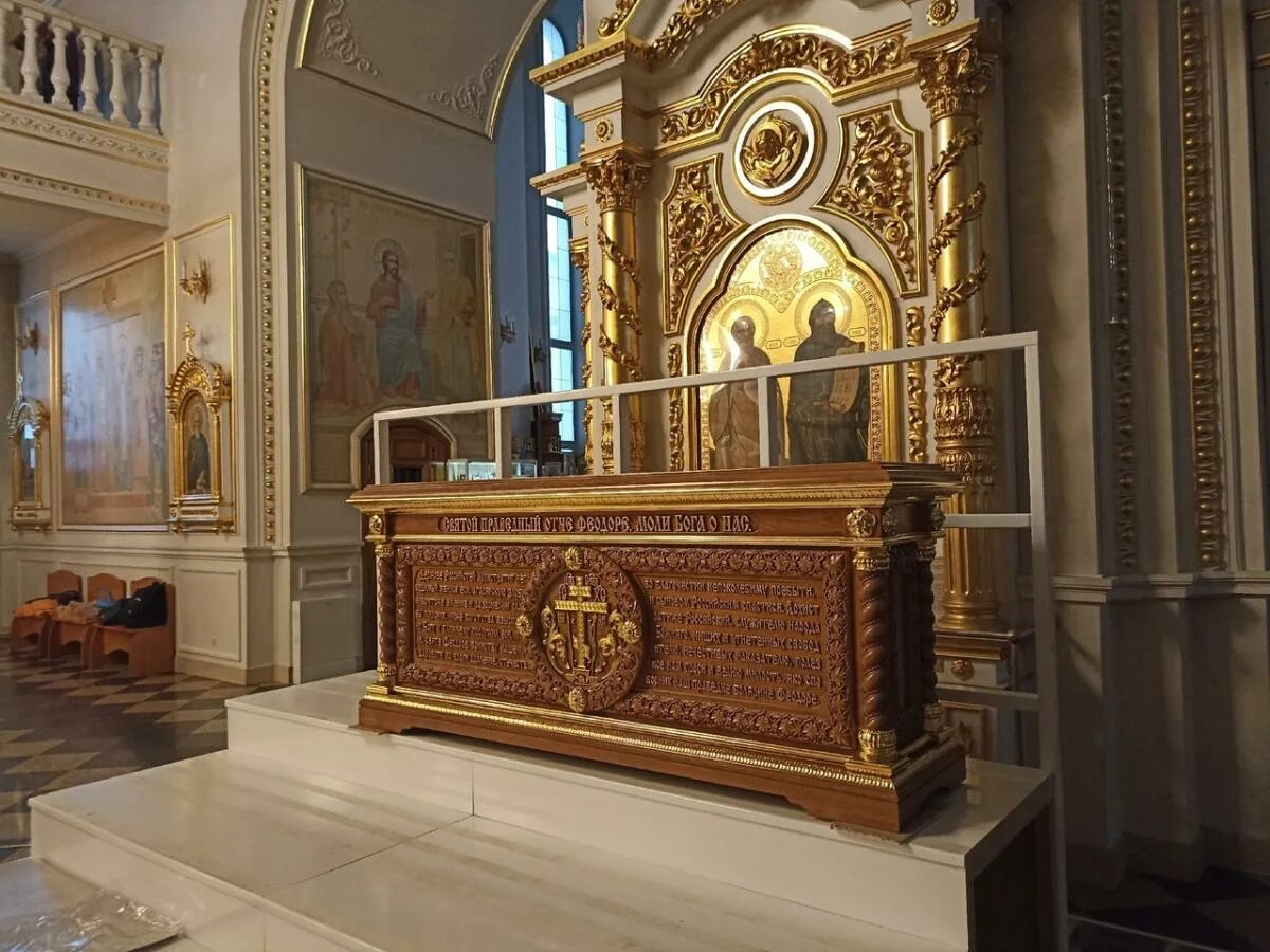 Храм мощи федора ушакова. Богоявленский собор в елохове внутри. Феодор давид константин мощи успенский собор ярославль. Григория. Мощи святителя алексия митрополита московского елоховский.