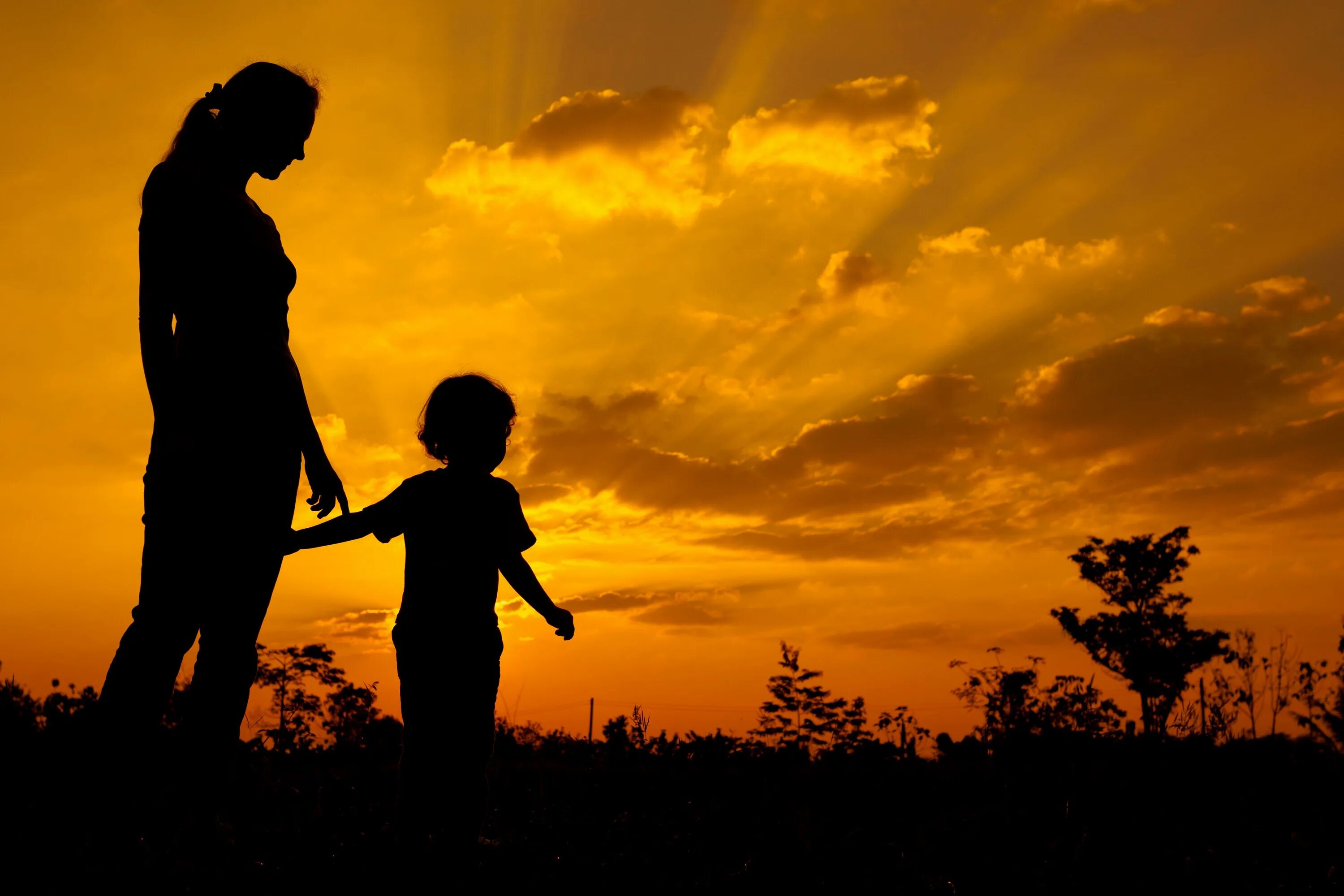 Mom and father. Силуэт матери и ребенка. Силуэт мамы и сына. Силуэт мамы с ребенком. Мама картинка для детей.