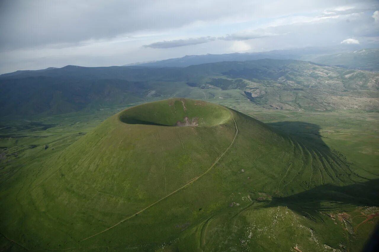 Озеро аждаак. Потухший вулкан в армении. Армянский везувий. Потухший вулкан в армении. Потухший вулкан в армении.