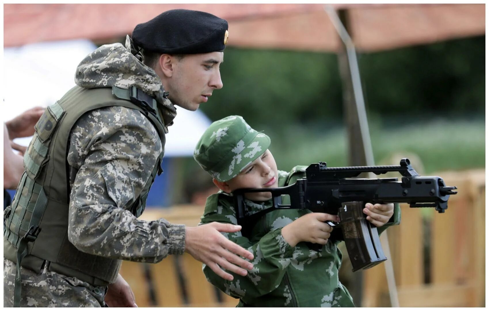 14 летний военный. Спецназ лагерь Томск. Спецназ дети лагерь Томск. Летний лагерь спецназ дети. Военный лагерь спецназ дети.