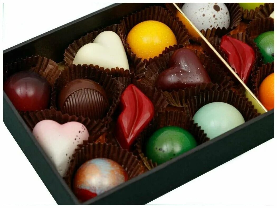 ассорти конфет ручной работы. шоколадные корпусные конфеты. конфеты ручной работы подарочные. набор шоколадных конфет шониз ассорти. ассорти конфет ручной работы.