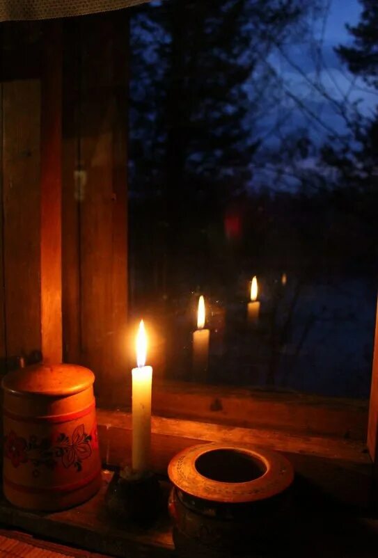 Погасли в окнах свечи. Свеча в избе. Свеча в окне. Свеча в ночи. Свеча в ночном окне.