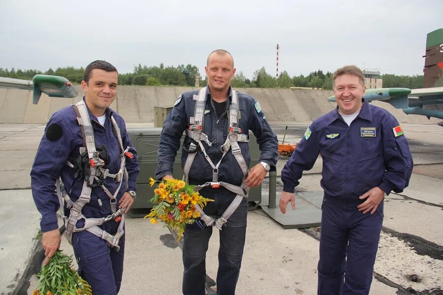 На аэродроме встречали. Самолет на аэродроме. Су-34 хурба хабаровский. На аэродроме встречали. Лидская авиационная база.