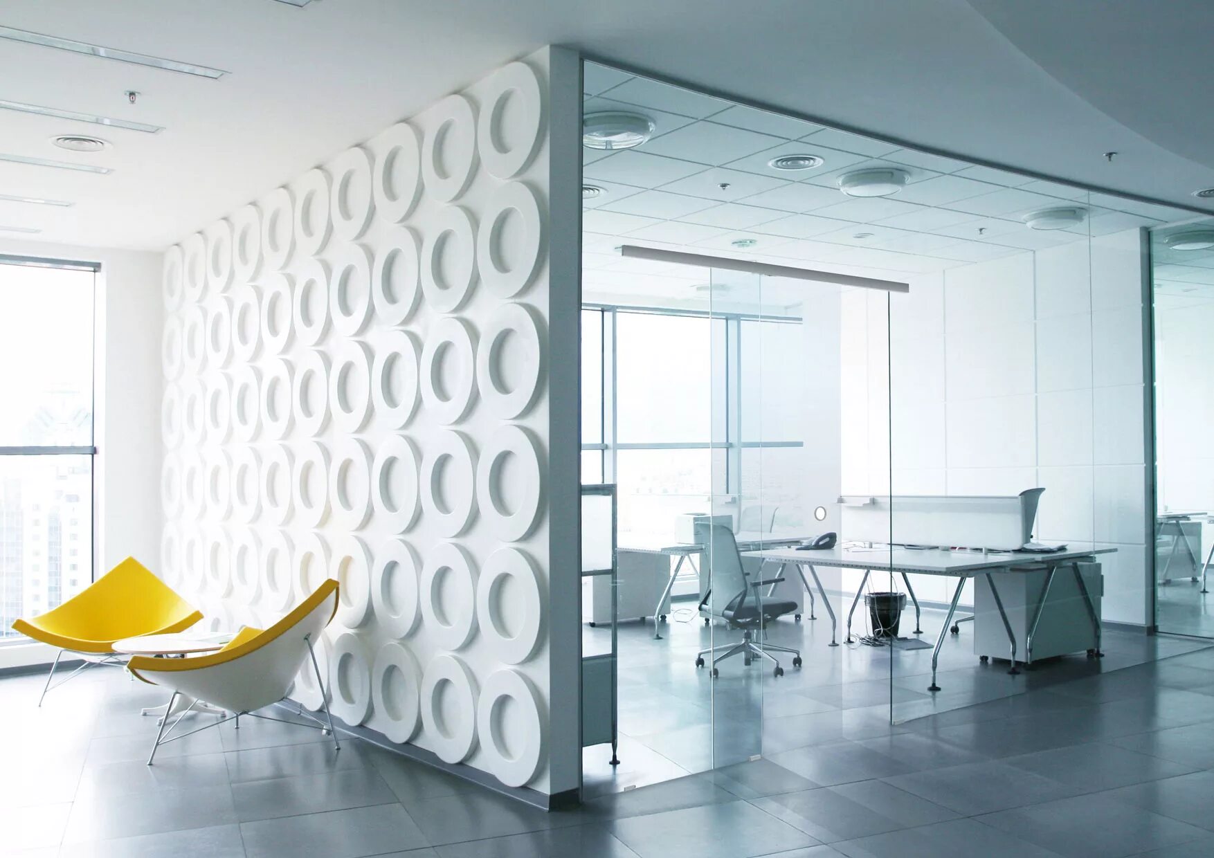 Стеновой элемент. Опен Спейс со стеклянными перегородками. Офисный интерьер. Современный офис интерьер. Стильный интерьер офиса.
