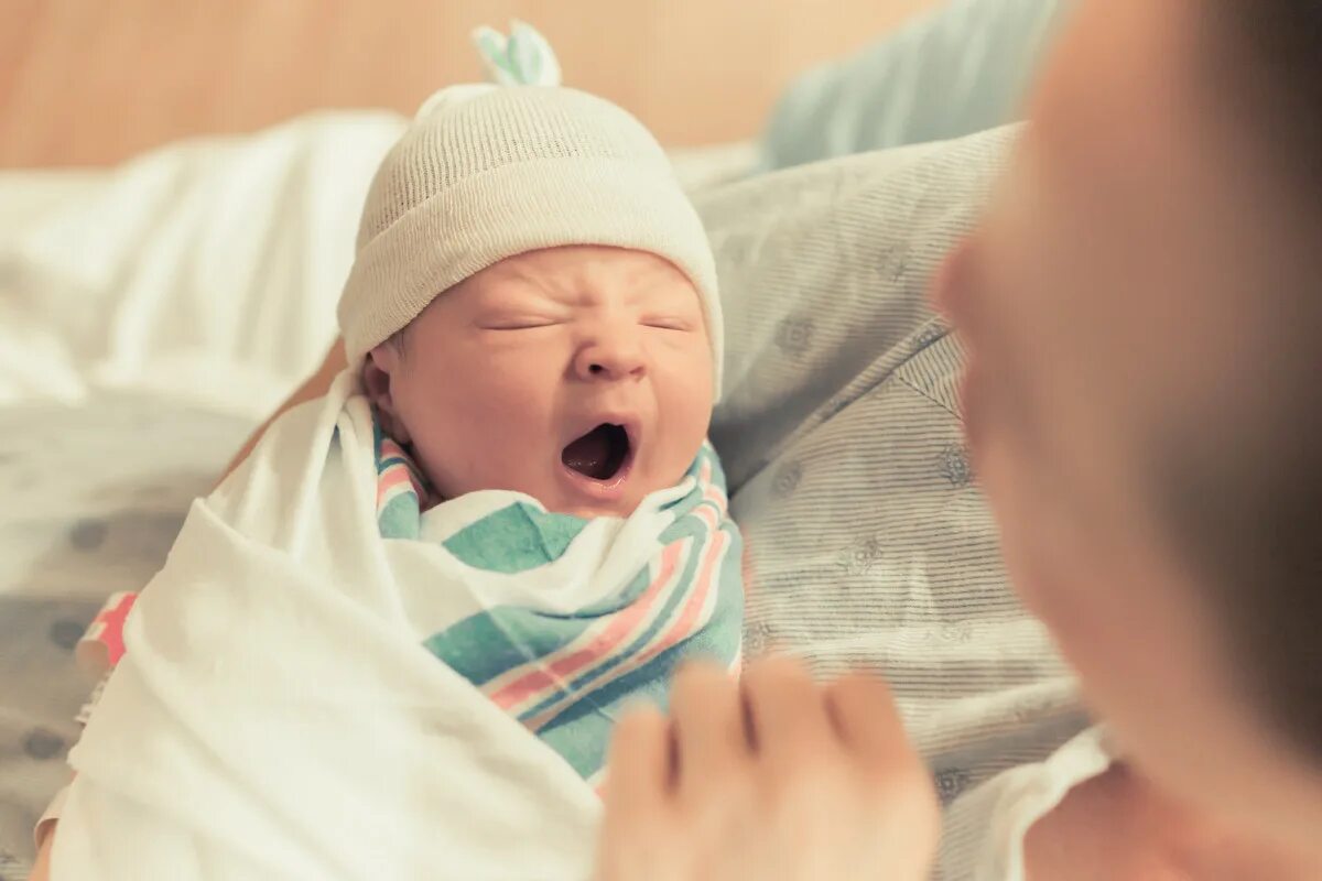 Mom surprises. Младенец зевает. Новорожденный зевает. Ребенок зевает фото.