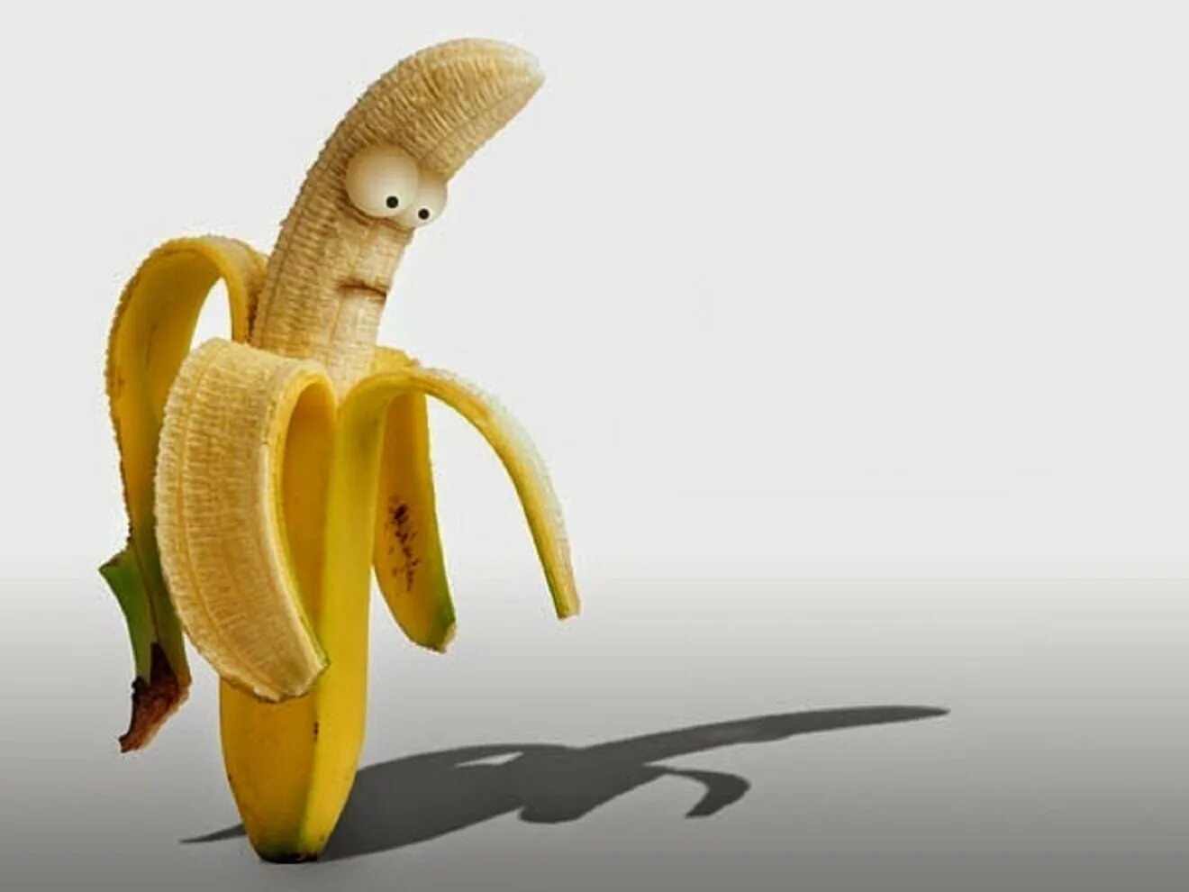 Видео где банан. Банан. Креативный банан. Банан фото. Стоячий банан.