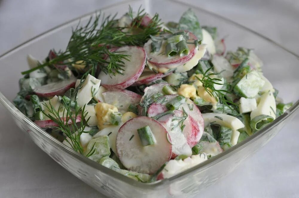 Рецепт вкусного весеннего салата. Салат из редиски с яйцом и огурцом и зеленым луком. Салат с редиской и огурцом и яйцом и зеленым луком. Салат из редиса с яйцом. Салат с редиской и огурцом.