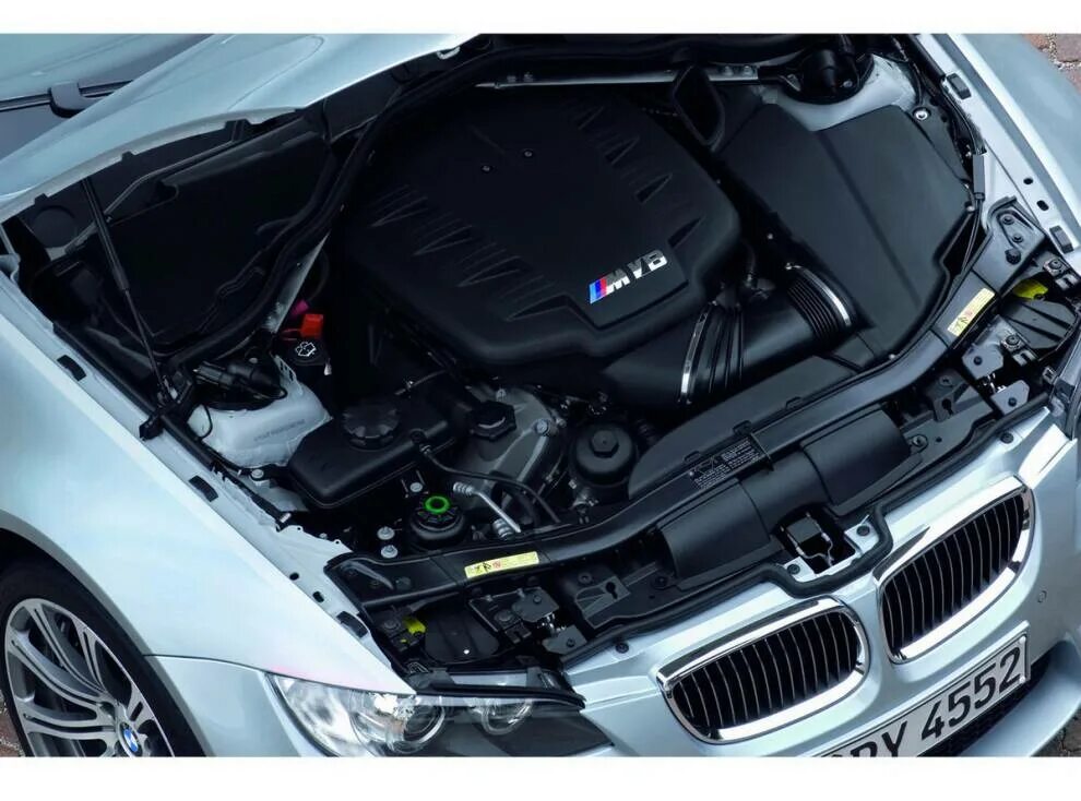 Капот бмв е90. Мотор BMW m3 e92. Двигатель BMW m3 e90. BMW m3 (e90) мотор. BMW m3 e92 engine.