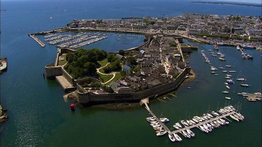 Порт лавера франция. Рыбацкий город конкарно. Порт энджелс город. Остров сахалин город корсаков. Находка город.