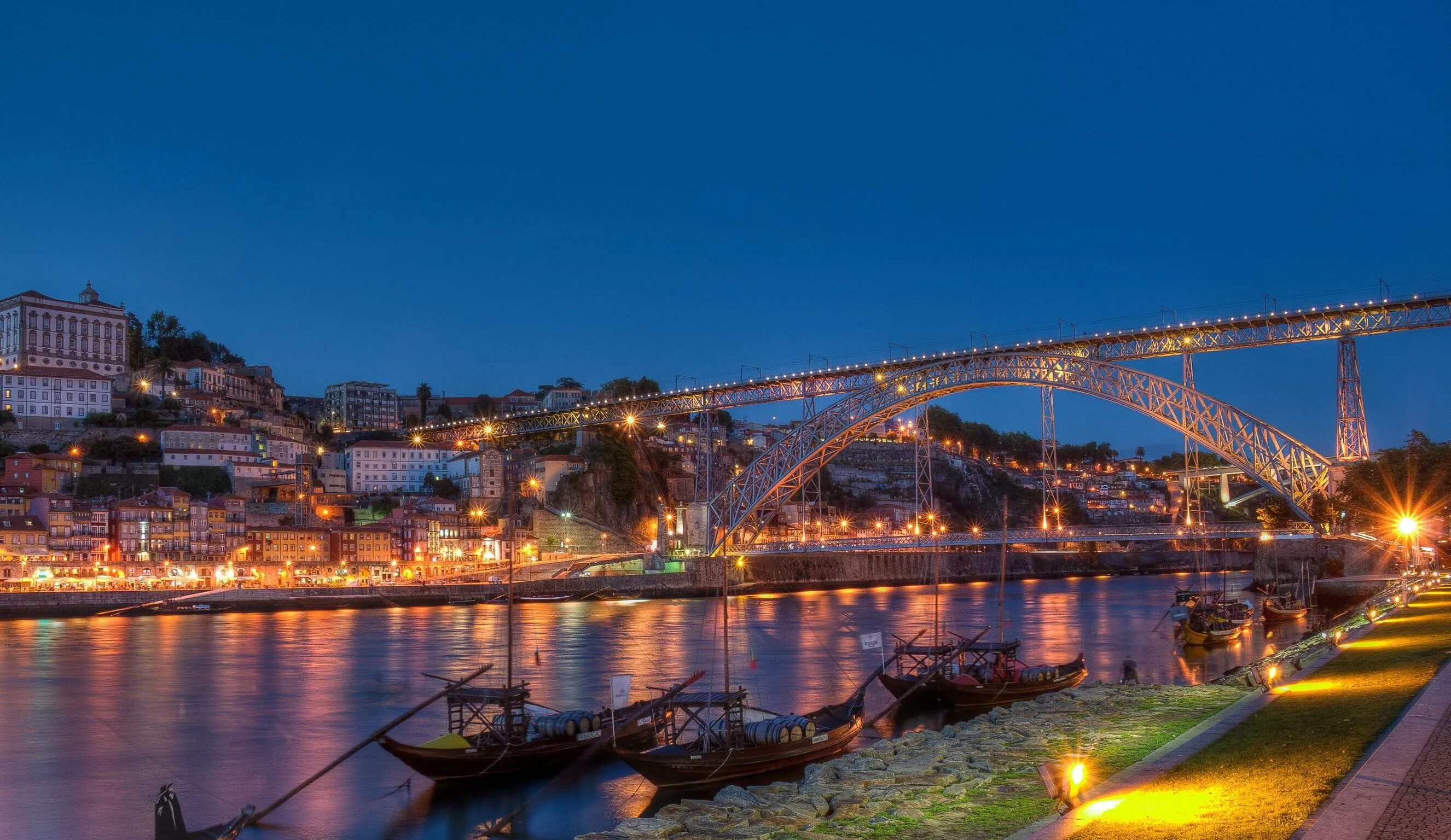 Площадь города порту. Порто Португалия. Мост в Порто Португалия. Ночной порту Португалия. Порто мост ночью.