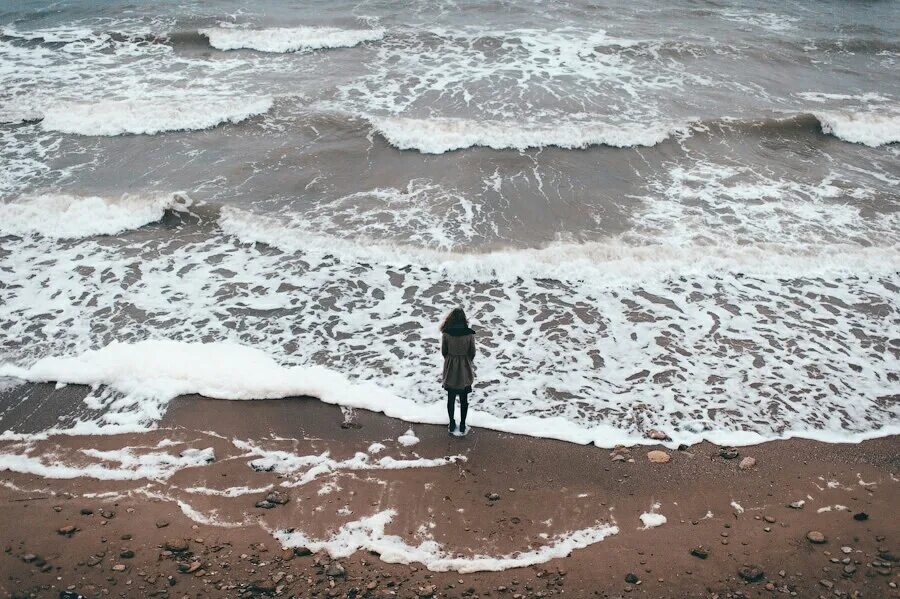 Грустью море не вычерпаешь. Море грусть. Одинокие люди живут у моря. Человек в покое. Оставьте мутную воду в покое.