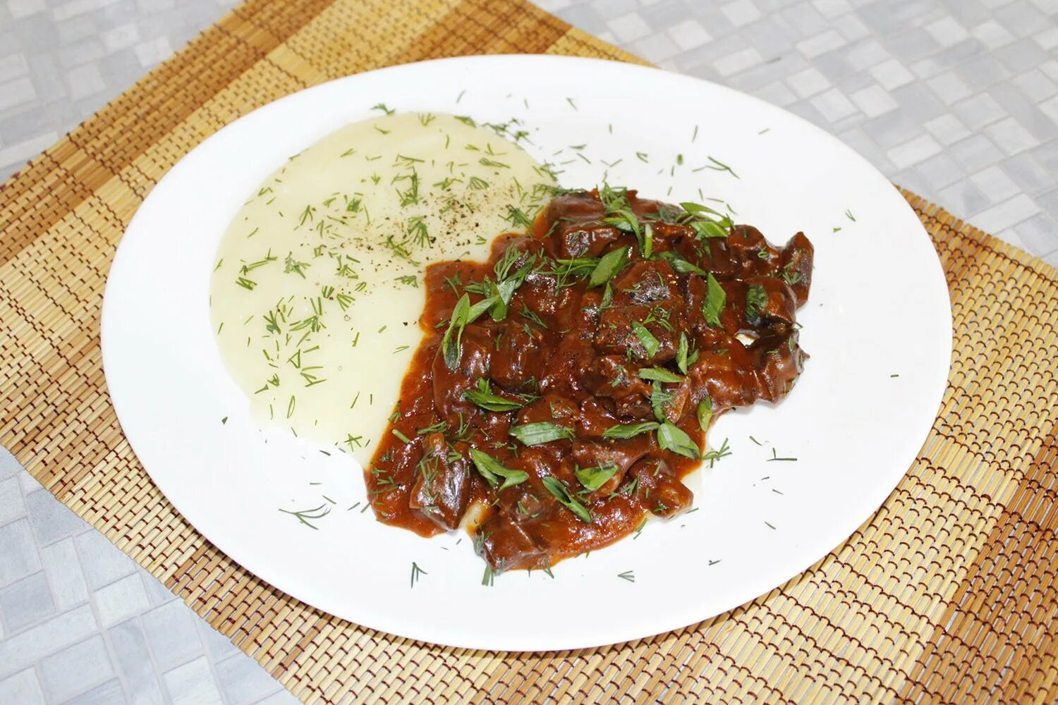 Сердечки тушеные с луком и морковью. Мясо лося тушеное. Как вкусно приготовить сердце лося. Сердце говяжье жареное с луком. Блюда с бараньем сердцем.