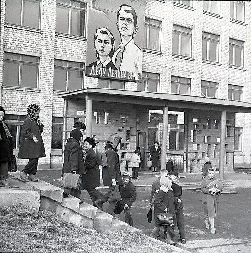 Школа номер заводской. Гимназия 108 Саратов. Саратовская гимназия 1980 год. Школа номер 80 Саратов. 76 Школа Саратов.