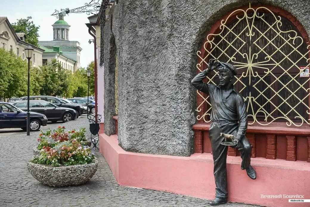 Где город бобруйск. Памятник Шуре балаганову в Бобруйске. Шура Балаганов Бобруйск. Бобруйск статуя Шура Балаганов. Беларусь город Бобруйск.