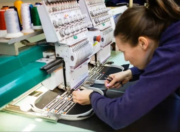 Работа оператор вышивальной машины. Оператор вышивальной машины. Оборудование для швейного цеха. Оператор вышивальной машины. Швейная машина tajima с 4 головками.