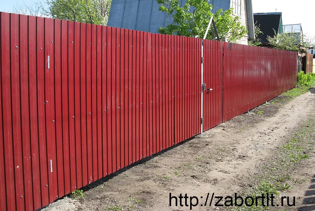 Цена профлиста для забора 2 м высотой. Забор 2 метра. Забор из профнастила 1.8 метра. Забор 2 метра высотой. Забор 2.5 метра.