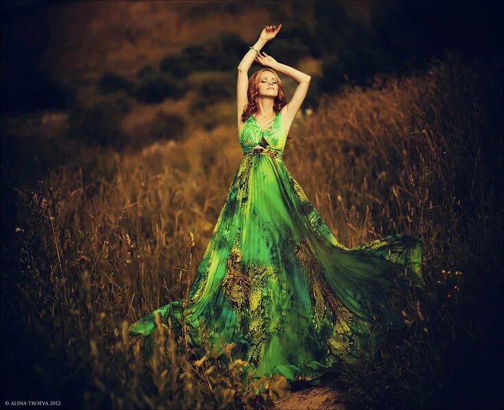 Девушка в зеленом платье. Белое платье для девочки. Фотосессия в лесу. Девушка среди цветов. Женщина лето.