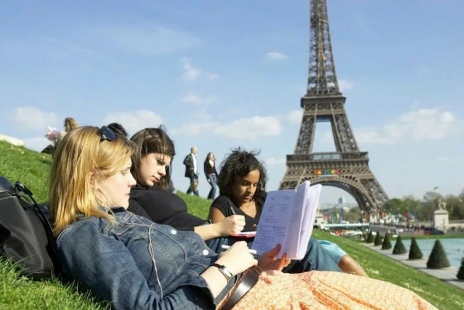 Работа французов. Образование во Франции. Студенты Франции. Профессиональное образование во Франции. Студенты в Париже.