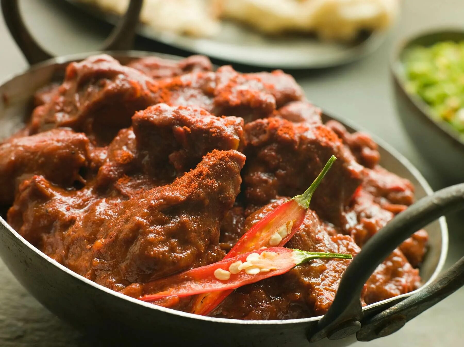 Гуляш из свинины 100 грамм калории. Тушеное мясо. Язык говяжий в соусе томатном. Говядина в соусе калорийность. Соус говядина калорийность.