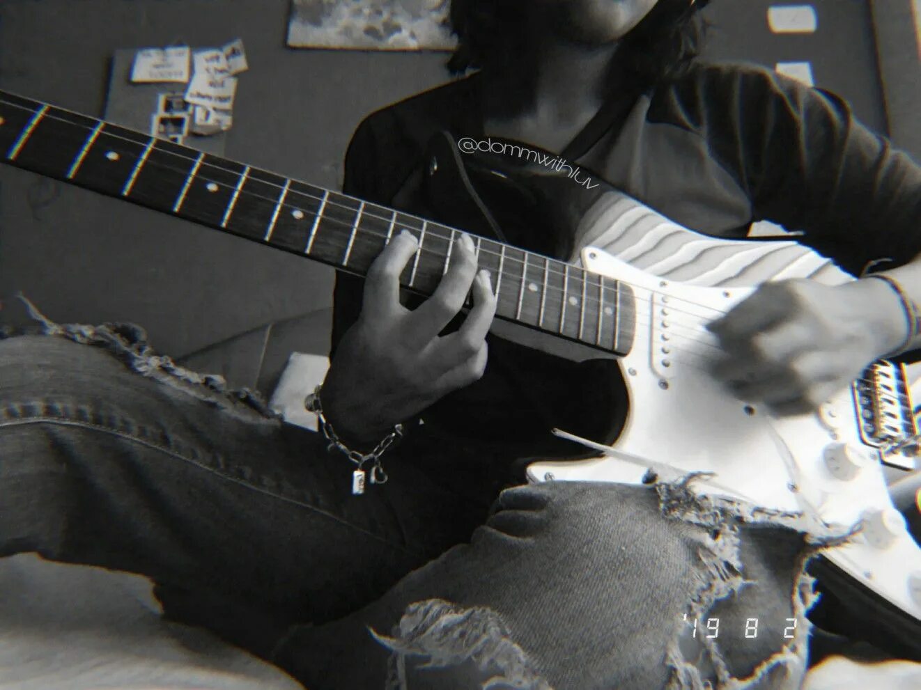 Мрачная гитара. Гранж гитара. игра на гитаре эстетика. guitar aesthetic dark.
