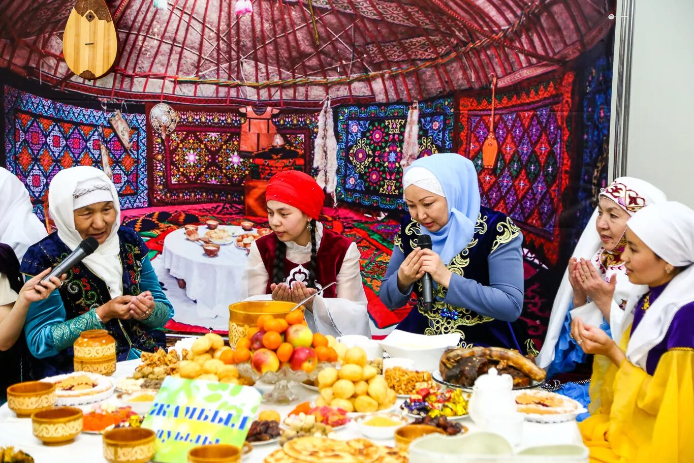 Дастархан. Праздник дастархан. Стол на праздника Наурыз. Праздничный дастархан на Наурыз.