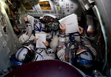 При старте космического корабля космонавт испытал