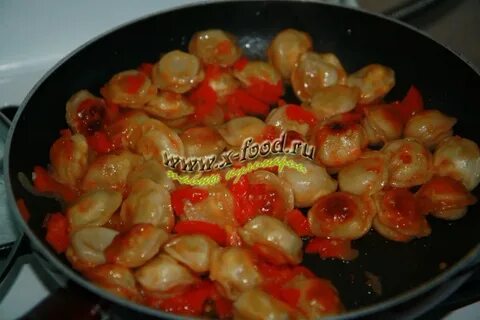 Пельмени с овощами на сковороде
