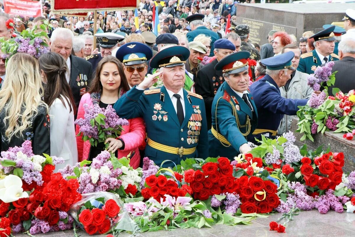 Празднование дня победы в городе. Празднование дня Победы. С праздником днем Победы. Празднование дня Победы 9 мая. Торжественное празднование дня Победы.