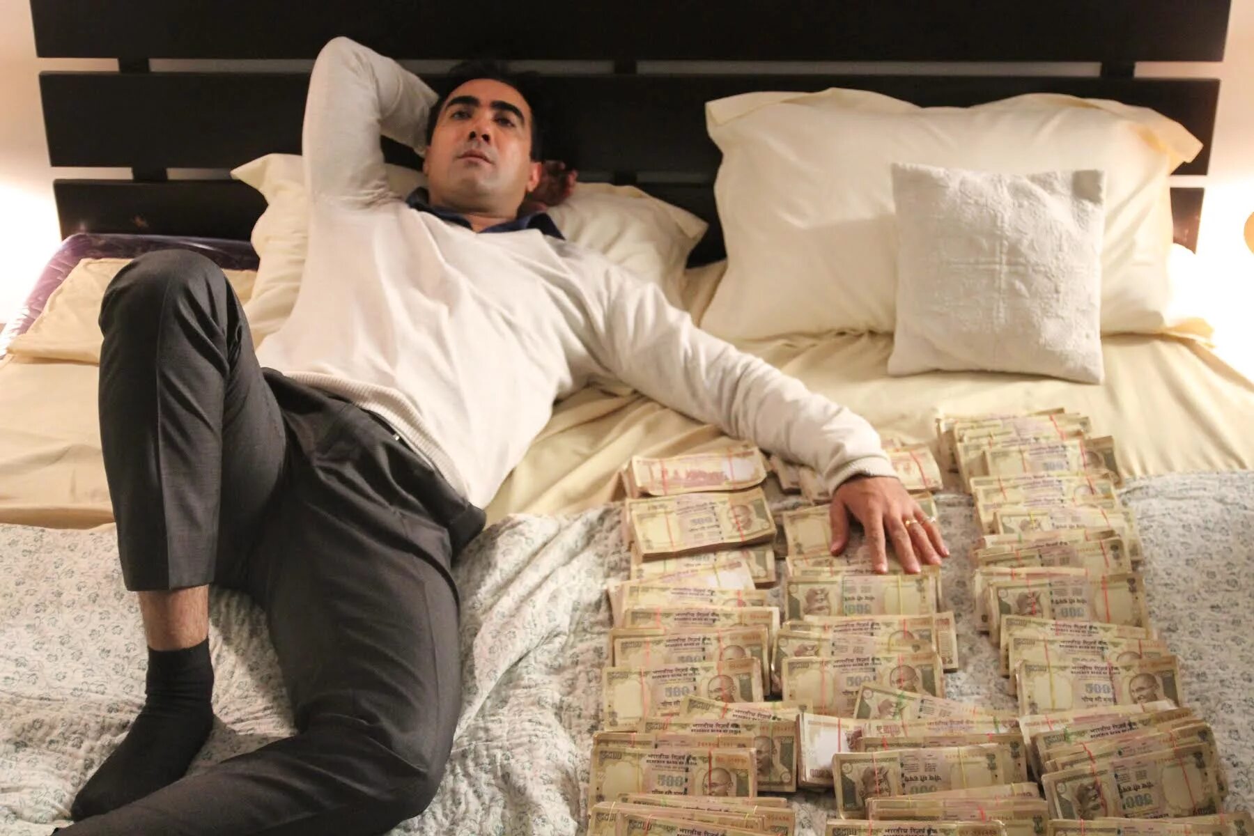 Спала с парнем за деньги. Мужчина с кучей денег. Человек лежит на деньгах. Лежат на деньгах.