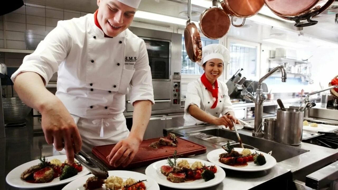 Профессия повар. Работница пекарни. Профессии связанные с поваром. Профессии связанные с поваром. Презентация повар кондитер.